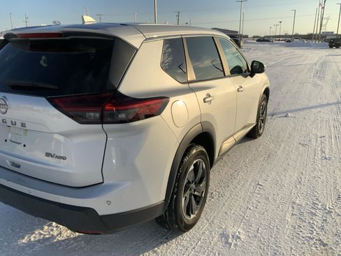 Used 2024 Nissan Rogue SV image 15