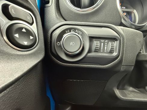 Used 2019 Jeep Wrangler Unlimited Sahara w/ Uconnect 4C Nav & Sound Group image 19