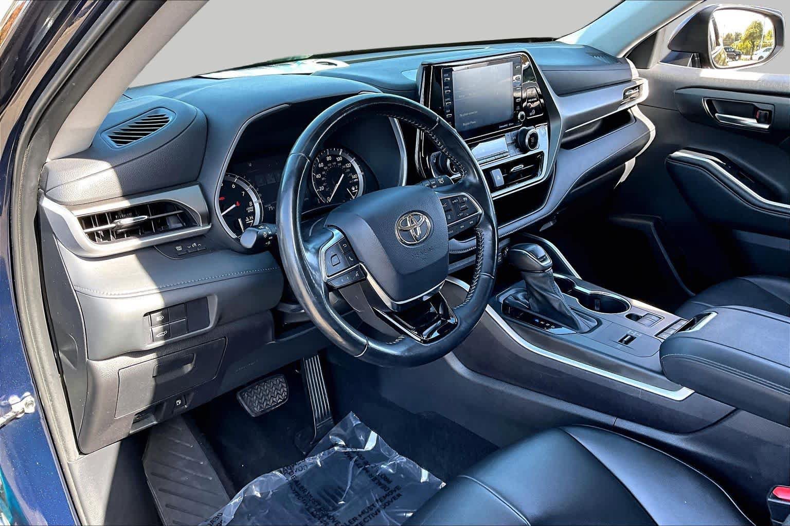 Certified 2021 Toyota Highlander XLE FWD image 17