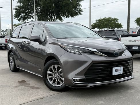 Used 2021 Toyota Sienna XLE w/ XLE Plus Package image 2