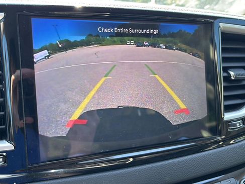 Used 2024 Chrysler Pacifica Touring-L FWD image 11