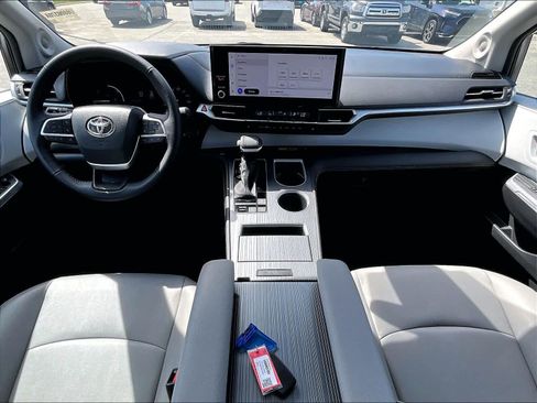 Used 2025 Toyota Sienna XLE w/ XLE Plus Package image 22