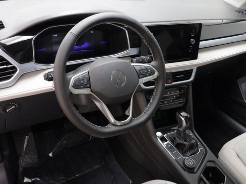 New 2025 Volkswagen Taos SE w/ Panoramic Sunroof Package image 7