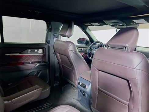 Used 2025 Ford Explorer Platinum w/ Ultimate Package image 9