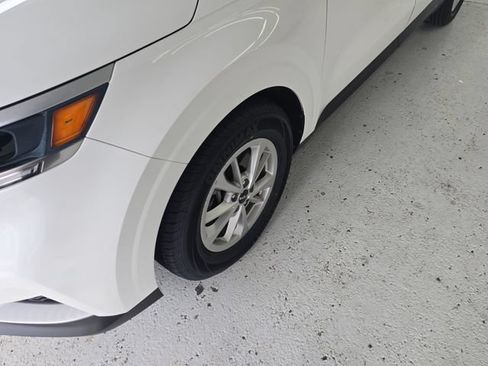 Certified 2024 Kia Carnival LX FWD image 9