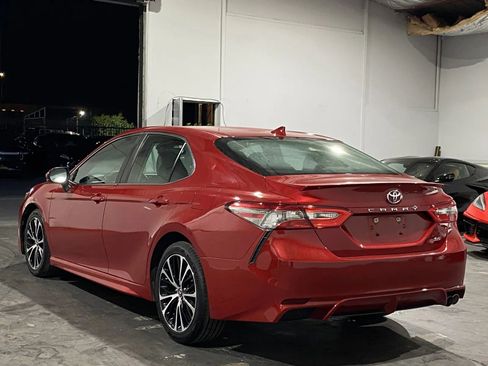 Used 2019 Toyota Camry SE image 2