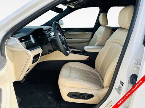 Used 2023 Jeep Grand Cherokee Limited w/ Luxury Tech Group II image 3