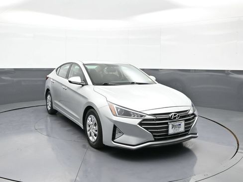 Used 2019 Hyundai Elantra SE w/ Cargo Package FWD image 3