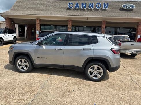 Used 2024 Jeep Compass Latitude AWD/4WD image 3