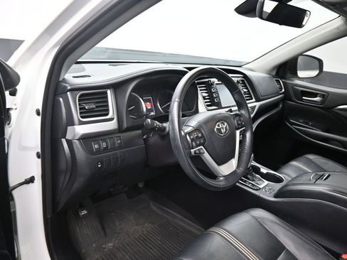 Used 2018 Toyota Highlander SE FWD image 2