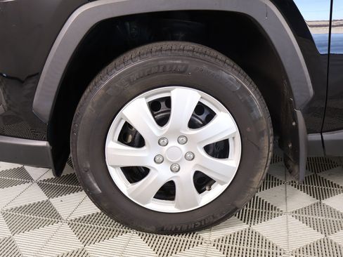 Used 2022 Toyota RAV4 LE image 16