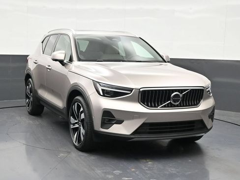 Used 2024 Volvo XC40 B5 Plus AWD/4WD image 8