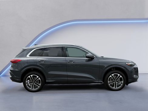 Certified 2025 Audi Q5 Premium w/ Convenience Package AWD/4WD image 5