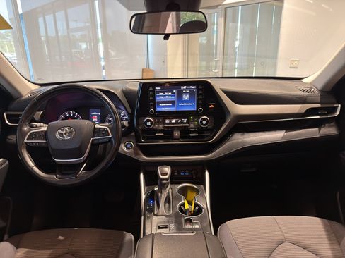 Used 2022 Toyota Highlander LE FWD image 16