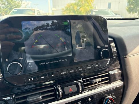 Used 2025 Nissan Pathfinder SL FWD image 22
