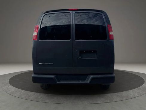 Used 2017 Chevrolet Express 3500 LS image 7