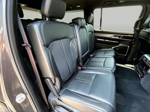 Used 2025 Jeep Wagoneer 4WD image 19