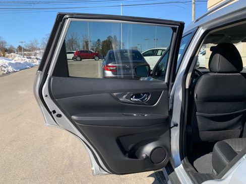 Used 2017 Nissan Rogue SV image 28