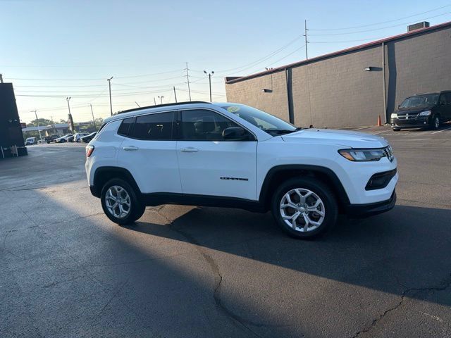 Used 2024 Jeep Compass Latitude AWD/4WD image 3