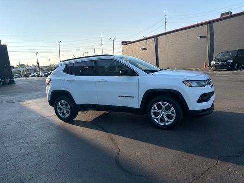 Used 2024 Jeep Compass Latitude AWD/4WD image 3