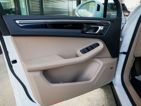 Certified 2025 Porsche Macan image 16