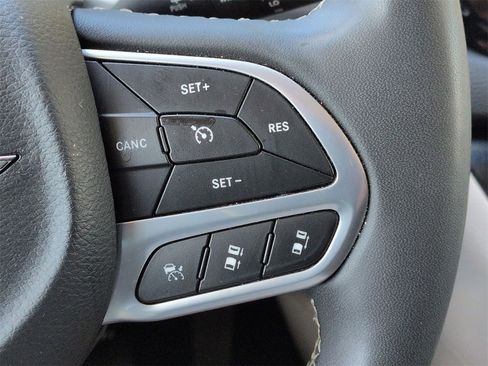 Used 2023 Chrysler Pacifica Touring-L image 12