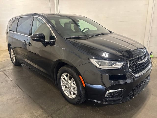 Used 2025 Chrysler Pacifica Select FWD image 3