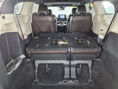 Used 2024 Toyota Sienna Platinum FWD image 27