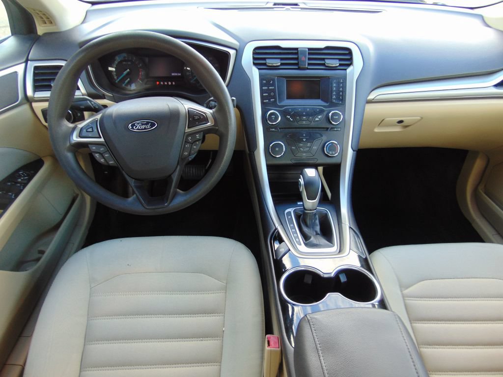 Used 2015 Ford Fusion SE FWD image 16