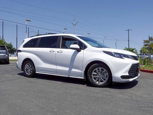Certified 2025 Toyota Sienna LE FWD image 4