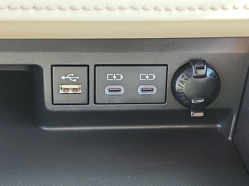 Used 2024 Toyota Highlander Limited image 25