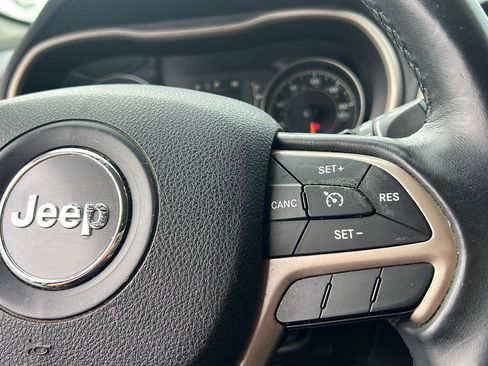 Used 2016 Jeep Cherokee Latitude FWD image 14
