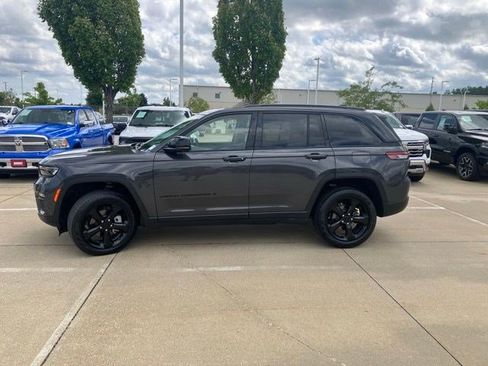 Used 2023 Jeep Grand Cherokee Limited w/ Luxury Tech Group II AWD/4WD image 6