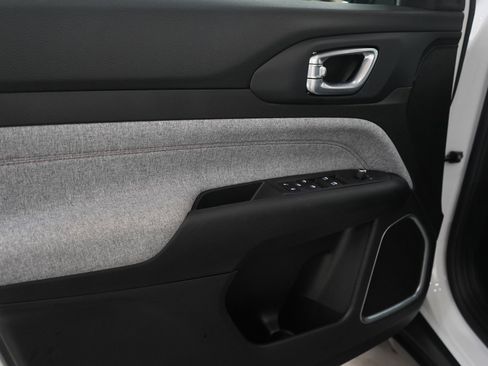 Used 2022 Jeep Compass Latitude image 21