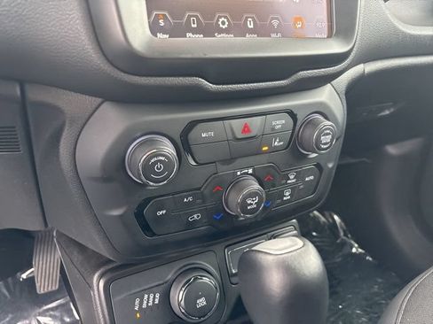 Used 2023 Jeep Renegade Latitude AWD/4WD image 26