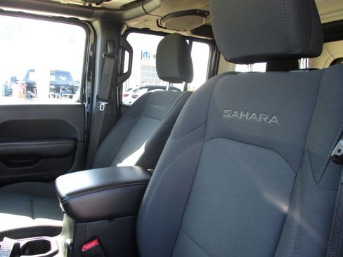 Used 2018 Jeep Wrangler Unlimited Sahara AWD/4WD image 31