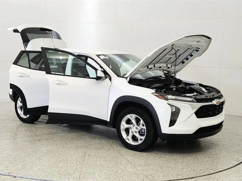 Used 2024 Chevrolet Trax LS w/ LS Convenience Package FWD image 9