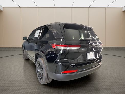 Used 2025 Jeep Grand Cherokee Limited w/ Luxury Tech Group II AWD/4WD image 3