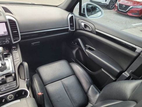 Used 2018 Porsche Cayenne Platinum Edition image 3