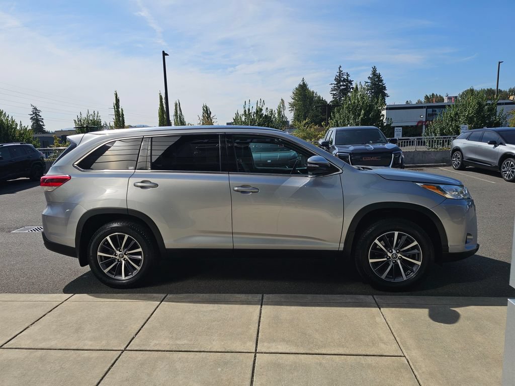 Used 2019 Toyota Highlander XLE AWD/4WD image 8