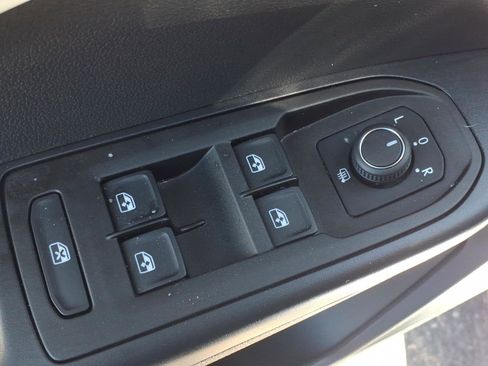 Certified 2025 Volkswagen Taos SE FWD image 18