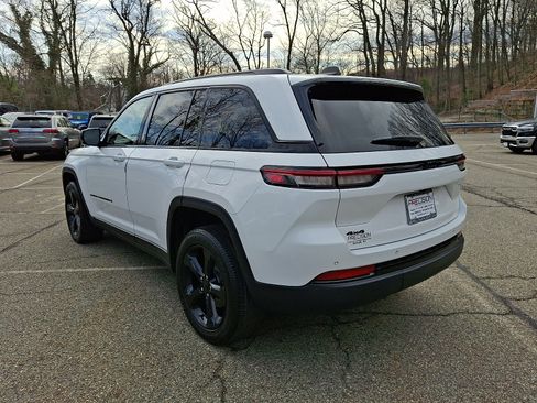 Certified 2023 Jeep Grand Cherokee Altitude AWD/4WD image 5