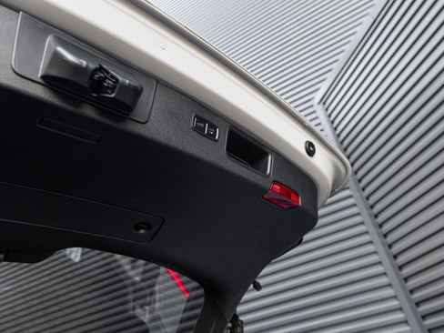 Certified 2025 Porsche Macan AWD/4WD image 28