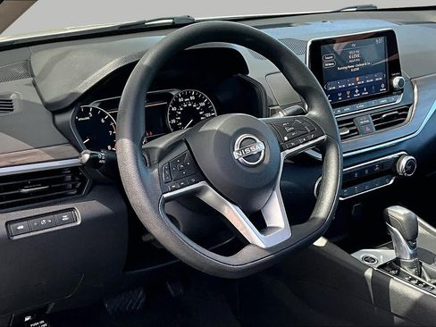 Used 2025 Nissan Altima 2.5 SV FWD image 17