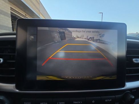 Used 2023 Hyundai Venue FWD image 16