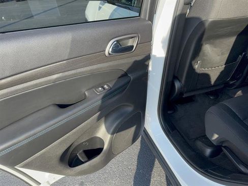 Used 2018 Jeep Grand Cherokee Laredo image 15