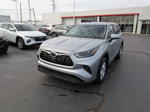 Used 2023 Toyota Highlander L image 4