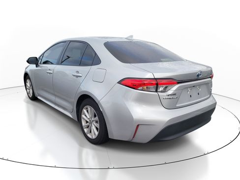 Used 2025 Toyota Corolla LE w/ LE Premium Package FWD image 5