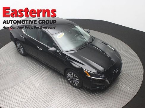 Used 2025 Nissan Altima 2.5 SV FWD image 3