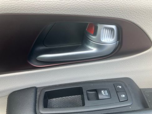 Used 2017 Chrysler Pacifica Limited image 35